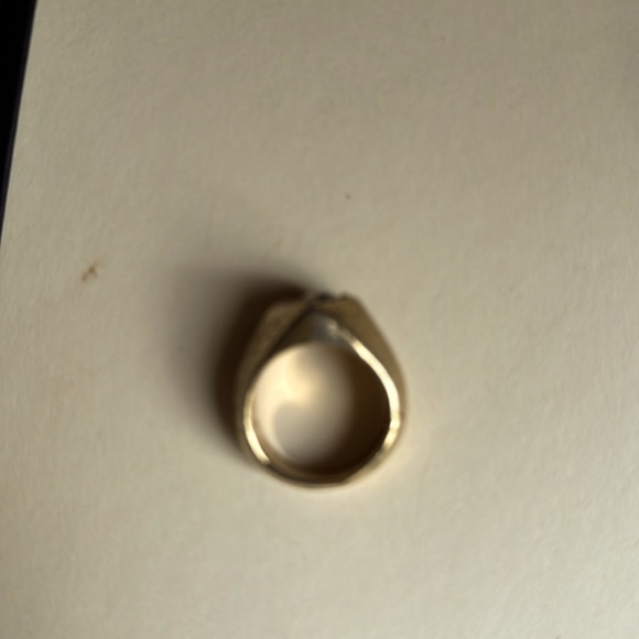 Large gold ton ring with diamond. - Picture 4 of 8